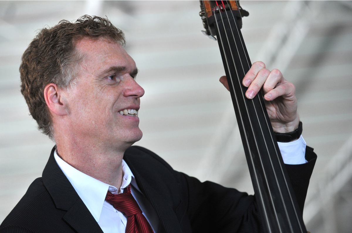 Michael Thomas Kontrabassist spielt Jazz